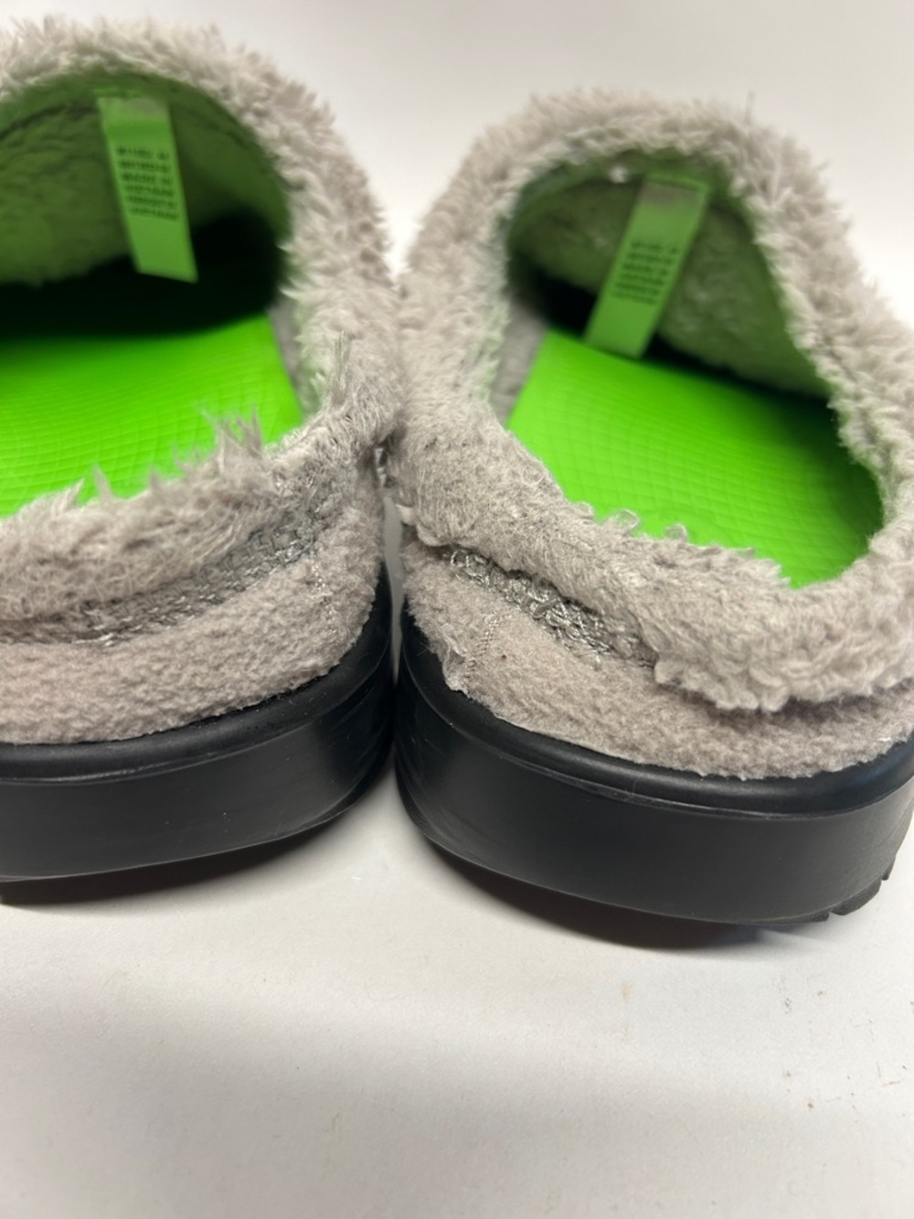 Cozy Gray Fleece Slip-On Slippers men’s size 11 Oofos used - Picture 4 of 9